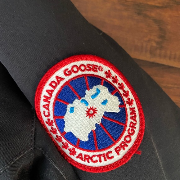 SOLD Authentic Canada goose Whistler Parka - Picture 4 of 7